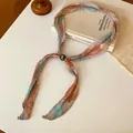 Detailweergave van retro geplooide bedrukte stropdas ketting met decoratieve kraal. - Ketting-Oranje-Blauw