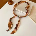 Detail van retro geplooide bedrukte sjaalketting met elegante grijze parelschuif - Ketting-Bruin-Groen