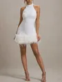 Elegantes weißes Pailletten-Halter-Minikleid mit flauschigem Federbesatz für Partys. - S / Kleider / Weiß