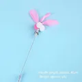 Bacchetta gioco interattiva per gatti con piume rosa campanello e lunga asta da 40cm - Rosa Con Pompon