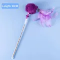 Bacchetta per gatti con piume viola, pompon e bastoncino trasparente da 33 cm - Stile Nappa Viola