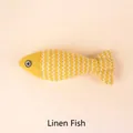 Juguete para gatos de pez de lino amarillo con patrón de zigzag blanco y catnip - Pez de Lino