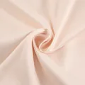 Close-up detail van gladde en elegante lichtroze satijnen stof met een luxe glanzende finish - Lichtroze