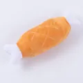 Dettaglio del morbido tessuto in peluche di un gioco sonoro a forma di osso per cani. - 20cm / Arancione
