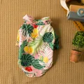 Vista detallada de camisa para perro con estampado tropical de hojas y frutas - XS / Rosa