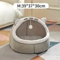 Cama de felpa gris semicerrada para gatos con orejas y bola de juguete, M 39x37x30cm - M / Cama de Orejas de Gato / Gris