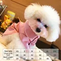 Pijama rosa suave para perros pequeños y gatos con elegantes detalles en blanco - XS / Rosa