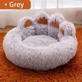 Bequemes, graues Haustierbett in Bärentatzenform aus Plüsch für Katzen und Hunde - 50cm / Grau