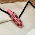 Stilvolle Haarklammer aus Acryl mit Leopardenmuster in Rosa und Braun für Damenhaare - Hellrosa