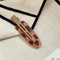 Modische Haarspange aus Acryl mit Schildpattmuster und mattem beigen Finish für Damen - Dunkelbraun