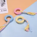 Gioco da masticare anello TPR con corda intrecciata per cani rosa blu giallo - Anello con Punte e Striscia di Tessuto