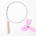 Bacchetta per gatti in filo d'acciaio con manico in legno e piuma rosa e campanello - Set di Bacchette per Gatti / Piuma Rosa