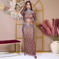 Vista dettagliata del set di abiti marroni a due pezzi con strass e maniche lunghe - Taglia S / Top E Pantaloni / Marrone