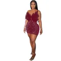 Elegantes weinrotes figurbetontes Minikleid mit Federdetails und Perlenverzierung - Burgunderrot