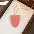 Minimalistische rosa Halskette mit glockenförmigem Lederanhänger und Narbung - Dunkelrosa