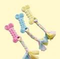 Gioco da masticare in TPR per cani con corda intrecciata in rosa, blu e giallo - Osso Ondulato con Striscia di Tessuto / 21cm