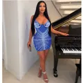 Vestido ajustado azul sexy con patrones de diamantes en un entorno de vida elegante. - S / Vestidos / Azul