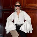 Élégante chemise en satin blanc avec des manches évasées style palais français - S / Hauts / Blanc