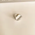Eleganter silberner offener Ring mit gebürsteter Metallstruktur und minimalistischem Design. - Konkaver Ovaler Gebürsteter Stil (8)