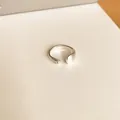 Eleganter minimalistischer silberner offener Ring mit Wellendesign und mattem Finish für Damen - Tropfen-Wellen-Stromlinienförmiger Stil (10)