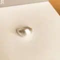 Minimalistischer silberner offener Ring mit Wellenmuster und mattem Finish für Damen. - Gebürsteter Abgerundeter Wellen-Stil (13)