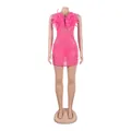 Detalle de un vestido ajustado rosa con adornos de plumas, perlas y brillantes strass. - Rosa