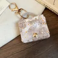 Elegante mini lederen tas sleutelhanger met gouden prints en hartjes patroon details - Wit