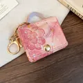 Detail van deze roze lederen mini-tas hanger met hartjespatroon en gouden sluiting - Roze