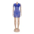 Vista frontal del vestido ajustado azul con escote de plumas y adornos de perlas y strass - S / Vestidos / Azul