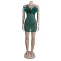 Vestido sexy verde ajustado con escote de plumas y adornos de perlas en maniquí - Verde
