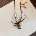 Collar retro de cordón de cuero hecho a mano con colgante de resina y cuentas de madera - Estilo Perro (HN13707) / Café