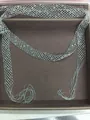 Eleganze silberne hohle Netzhalskette mit Kristallperlen und Fransenquasten-Detail - Hohlkreis Pulloverkette (HN13862) / Silber mit Weiß