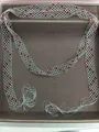 Elegante silberne lange Netzkette mit funkelnden roten Kristallen und feinen Quasten - Hohlkreis Pulloverkette (HN13862) / Silber mit Rot