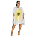 Detail van witte oversized overhemdjurk met zonnebloemprint en hoog-laag zoomlijn - S / Tops / Geel