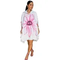 Gedetailleerd overzicht van een elegante witte hemdjurk met bloemenprint en hoge-lage zoom - S / Tops / Roze
