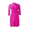 Robe portefeuille fuchsia élégante avec détail plissé sur le côté et col tailleur. - S / Robes / Rose rouge