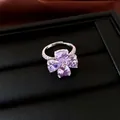 Gedetailleerde weergave van een zilveren ring met vier paarse hartvormige zirkonia-klaver. - Klavertjevier Stijl (HR4062) / Zilver-Lichtpaars