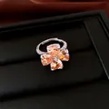 Detail van de klavertjevier ring met hartvormige champagne zirkonia stenen. - Klavertjevier Stijl (HR4062) / Zilver-Koffie