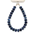 Detailweergave van de blauwe marmeren hars kralen telefoonriem met gouden sluiting. - Donkerblauw