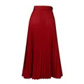 Dettaglio di elegante gonna midi a pieghe rossa a vita alta con drappeggio fluido. - Taglia S / Pantaloni e gonne / Rosso
