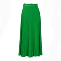 Vue détaillée de la jupe midi plissée vert vif à taille haute avec boucle de ceinture assortie. - Vert