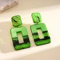 Orecchini rettangolari geometrici in acrilico verde marmorizzato con ago in argento. - Verde