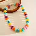 Gros plan sur les perles colorées en acrylique d'un collier artisanal ajustable - Collier / Coloré