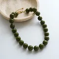 Collier de perles élégant en acrylique vert foncé fait main avec un fermoir réglable - Vert olive