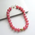 Elegante collana di perle acriliche marmorizzate rosa con accenti dorati e catena regolabile - Rosa