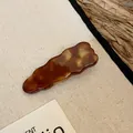 Macro-opname van een golvende schildpad acryl haarklem met bruin gemêleerd patroon - Eendenbekclip-Stijl 5