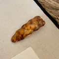 Detailoverzicht van de golvende retro Maillard acryl haarklem met schildpaddessin - Eendenbekclip-Stijl 6