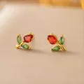Elegante Tulpenblüten-Ohrstecker mit roten und grünen Kristallen, goldbeschichtet - Rote Tulpe Ohrstecker / Gold