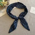 Detalle de pañuelo retro azul marino de algodón y lino con estampado de lunares blancos - Collar-Negro-Lunares