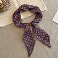 Pañuelo vintage de algodón y lino con estampado floral y hebilla decorativa. - Collar-Café-Flor